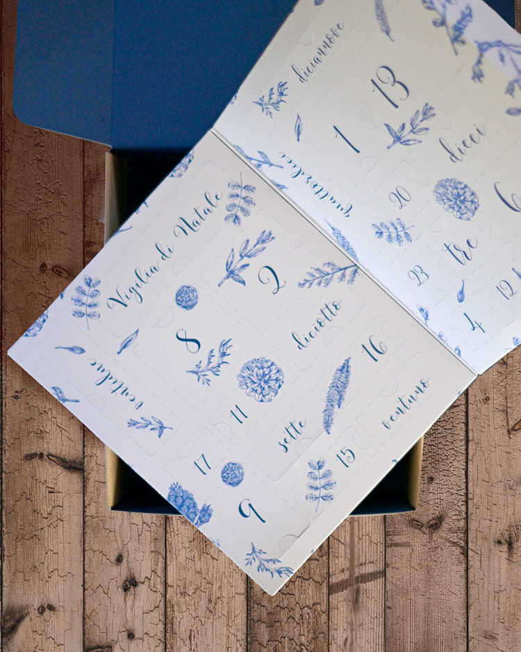 calendario avvento book con fiori blu