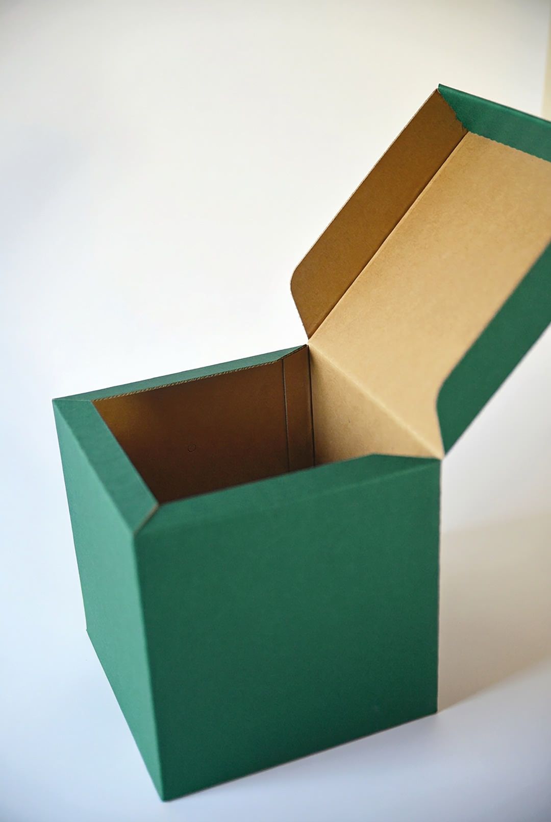 Scatola Cube per pandoro in carta materica verde bosco con coperchio aperto
