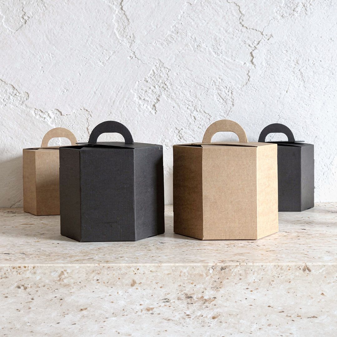 Scatole per panettoni e pandori da chilo realizzate con cartone microonda avana e nero