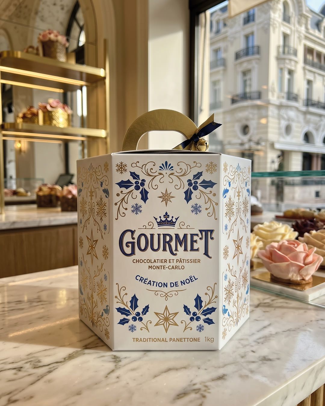 Scatola esagonale per panettone con manico integrato, personalizzata con grafica del brand Gourmet